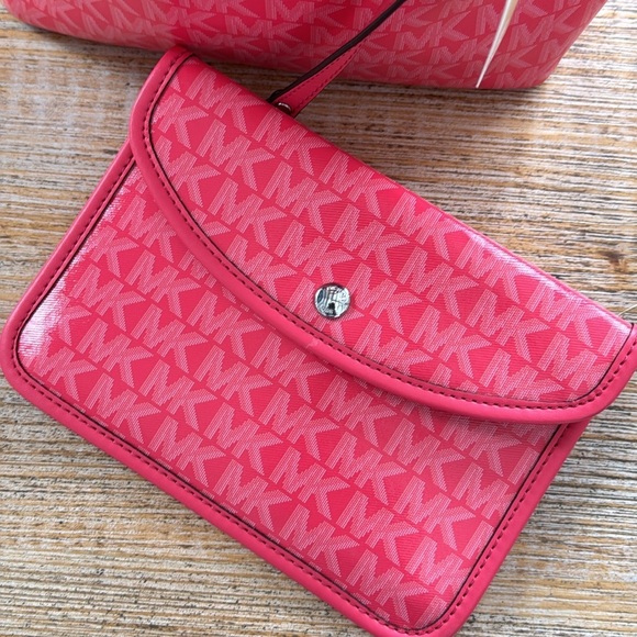 Michael Kors Bag Eliza XS East-West Tote & Wallet Set - Picture 13 of 17